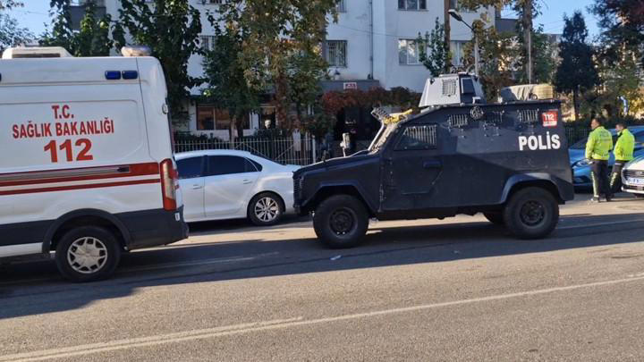 Annesini ve ağabeyini pompalı tüfekle öldürdü