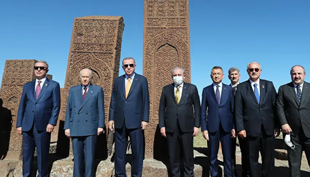 Erdoğan, Ahlat ta Selçuklu mezarlığını ziyaret etti
