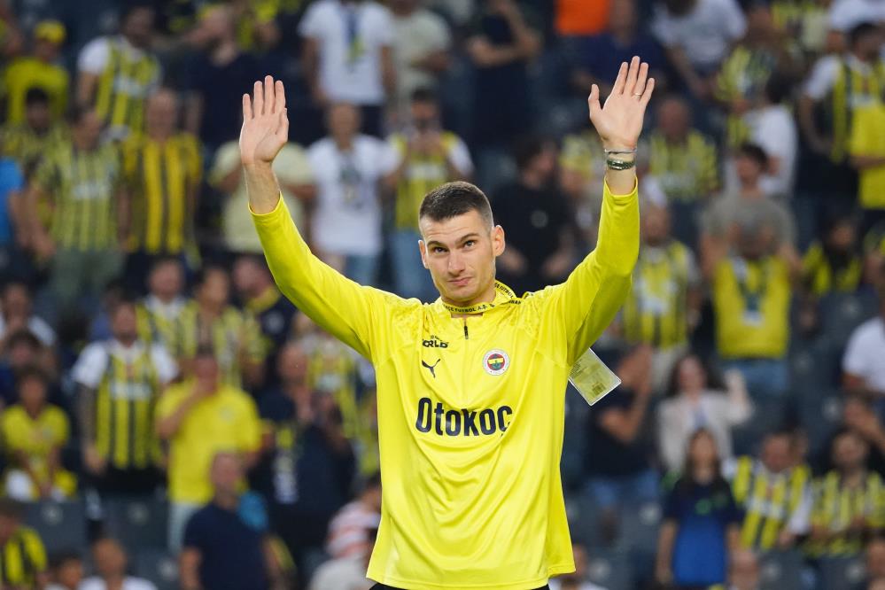 Livakovic, Fenerbahçe taraftarını selamladı