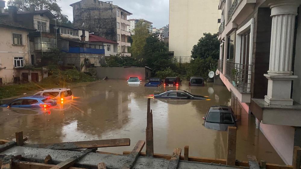 Trabzon da dere taştı, sokaklar göle döndü