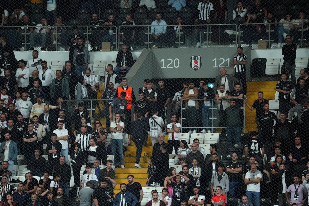 Beşiktaş tribünlerinde  yönetim istifa  sesleri