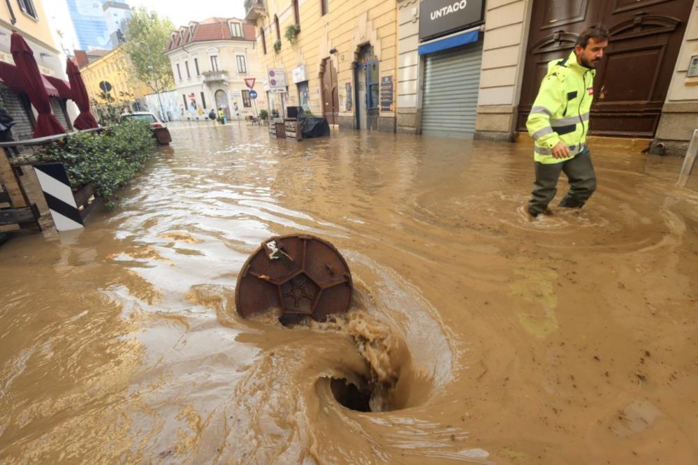 İtalya da sokaklar göle döndü, metro istasyonu sular altında kaldı