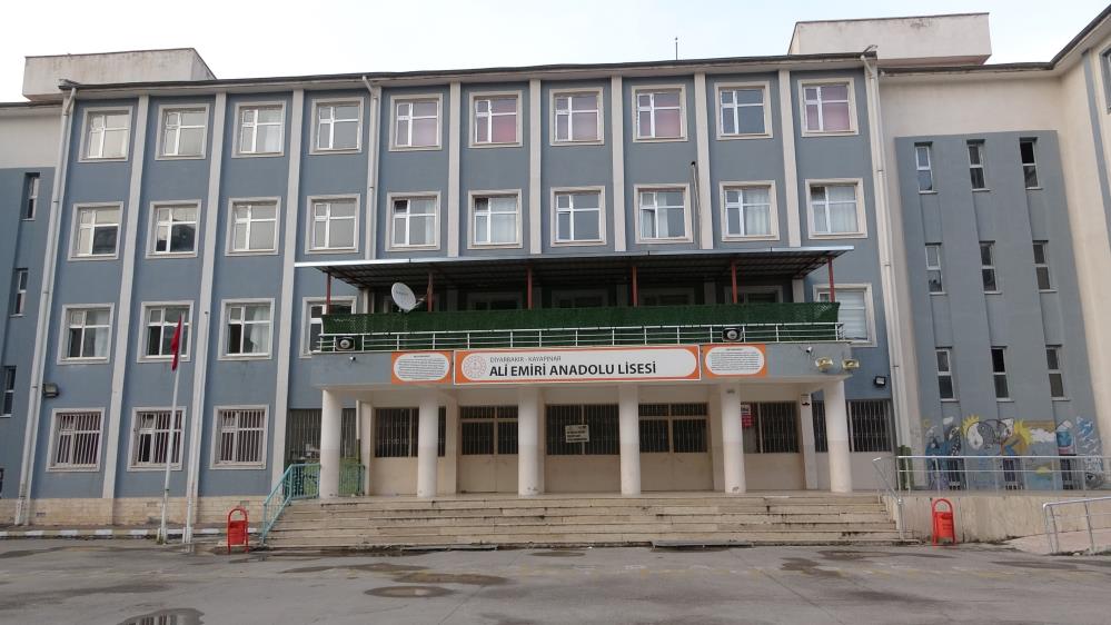 Okul müdürü öğrenci tarafından bıçaklandı