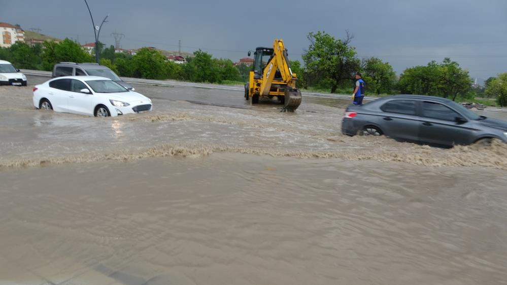Malatya sağanak yağışa teslim: Yollar göle döndü