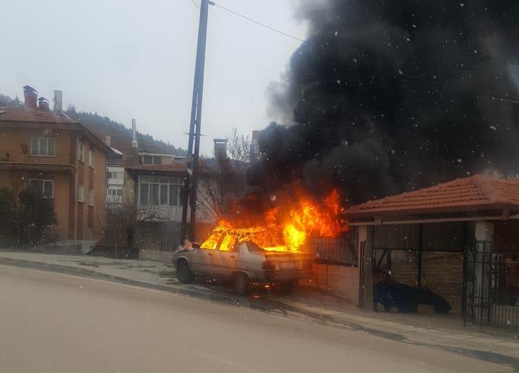 Ankara da yanan otomobil itfaiye ekipleri tarafından söndürüldü