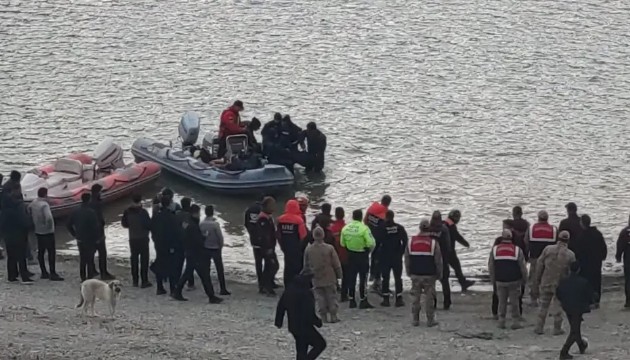 Van'da göle otomobil yuvarlandı, 3 kişi öldü