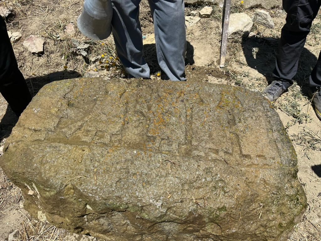 Sarıkamış ta üzerinde insan figürleri olan taş bulundu