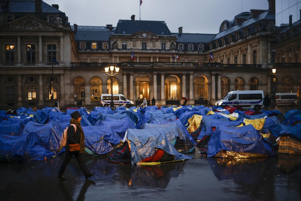 Fransa’da kaçak göçmenlerin çadır kampı ablukaya alındı