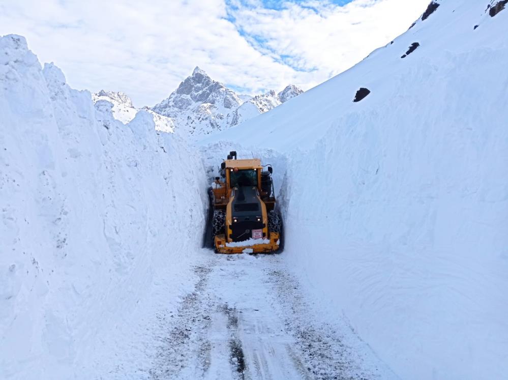 Yüksekova da 4 metreyi geçen kar tünelleri açılıyor