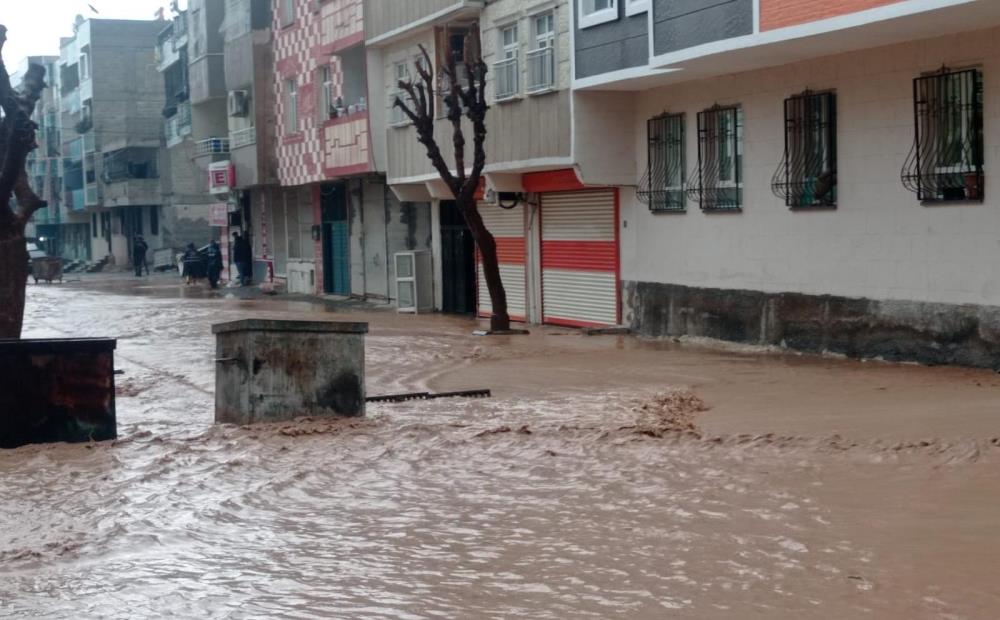 Şanlıurfa da sağanak etkili oldu, yağışlar ekipleri alarma geçirdi