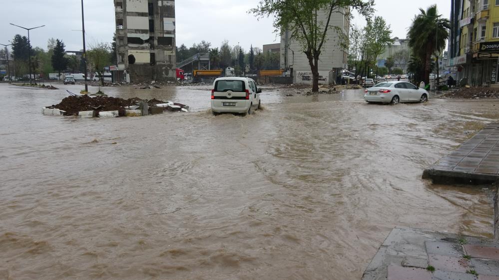 Deprem bölgesinde sağanak yağış cadde ve sokakları göle çevirdi