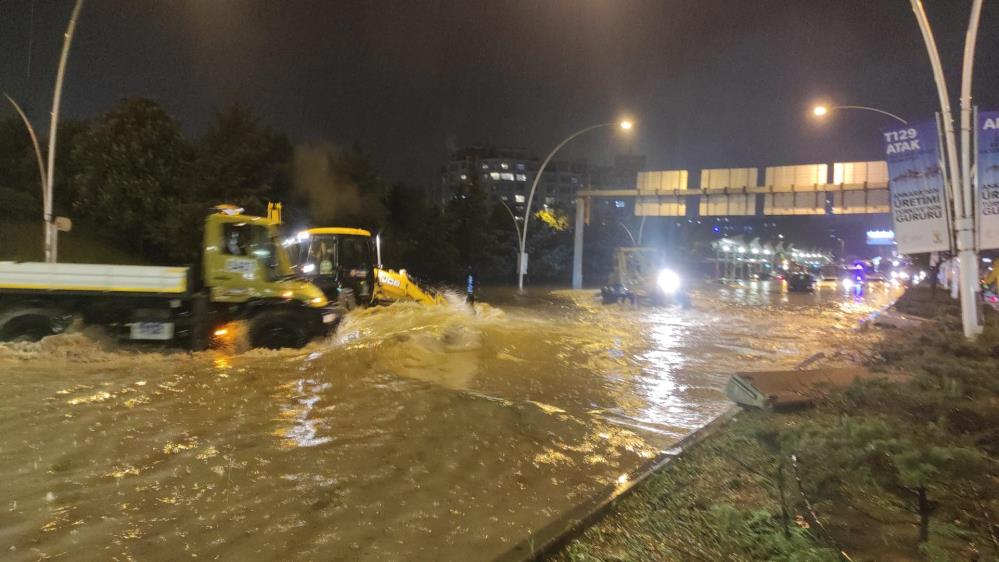 Ankara’da metro istasyonlarını sular bastı, yollar göle döndü!