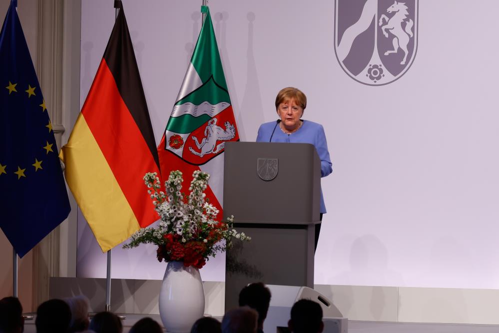 Merkel devlet ödülü ile onurlandırıldı