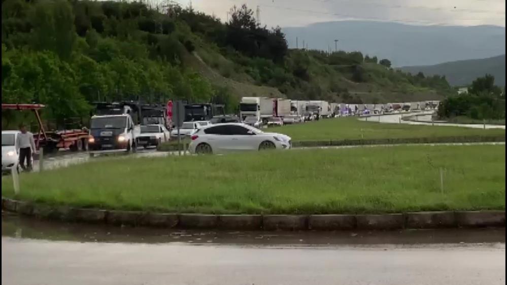 Amasya da sel karayolunu ulaşıma kapattı