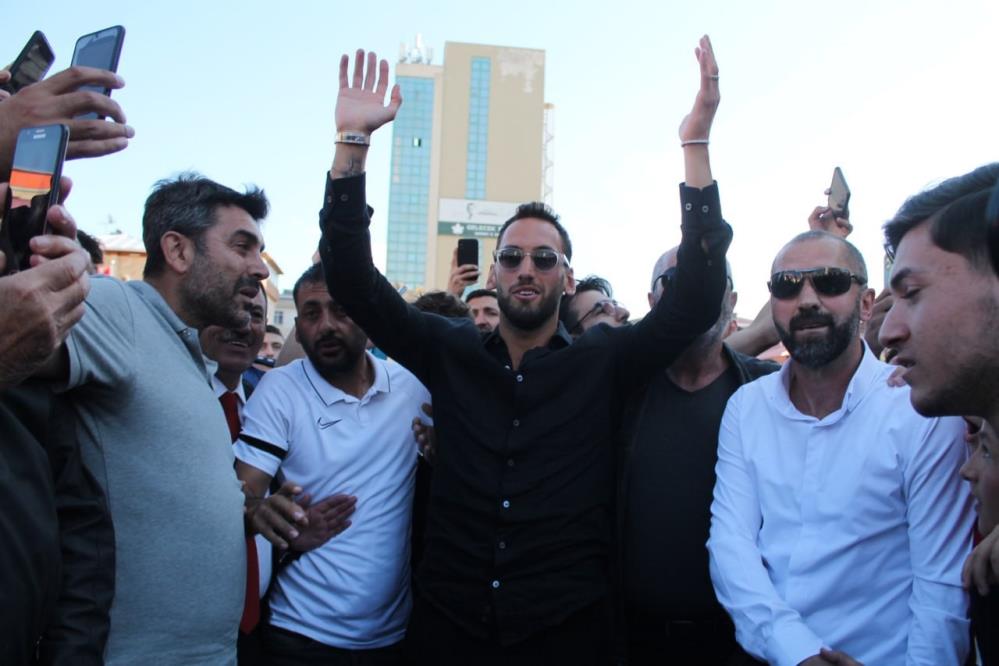 Hakan Çalhanoğlu nun Bayburt ziyaretinde izdiham yaşandı