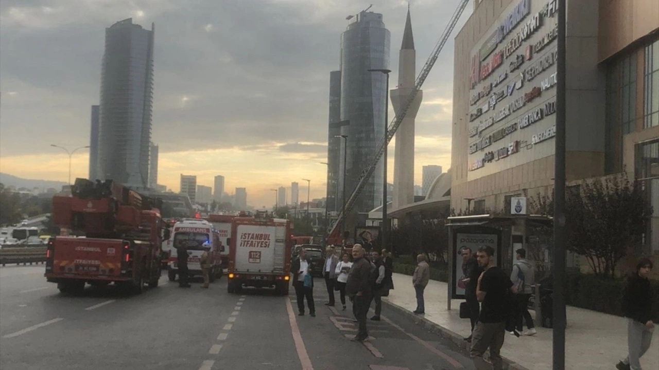 İstanbul da AVM de yangın