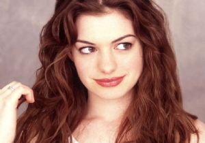 Anne Hathaway dan rollerde yaş tartışması!