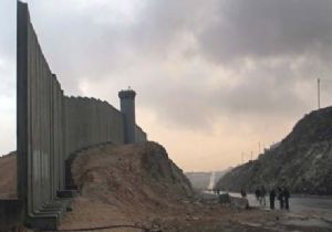 İsrail, Batı Şeria daki Duvarın Bir Kısmını Yıkıyor 