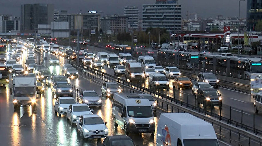 İstanbul trafiği kilitlendi