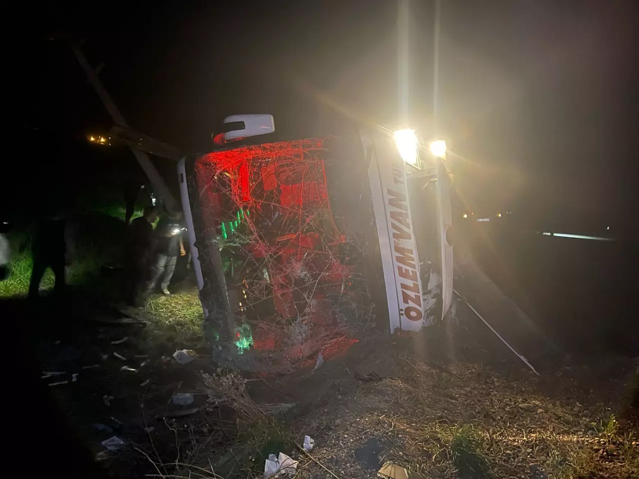 Feci kaza! Yolcu otobüsü devrildi