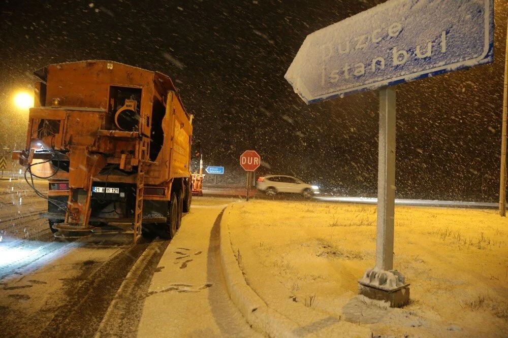 Bolu Dağı nda şiddetli kar yağışı: Sürücülere uyarı geldi