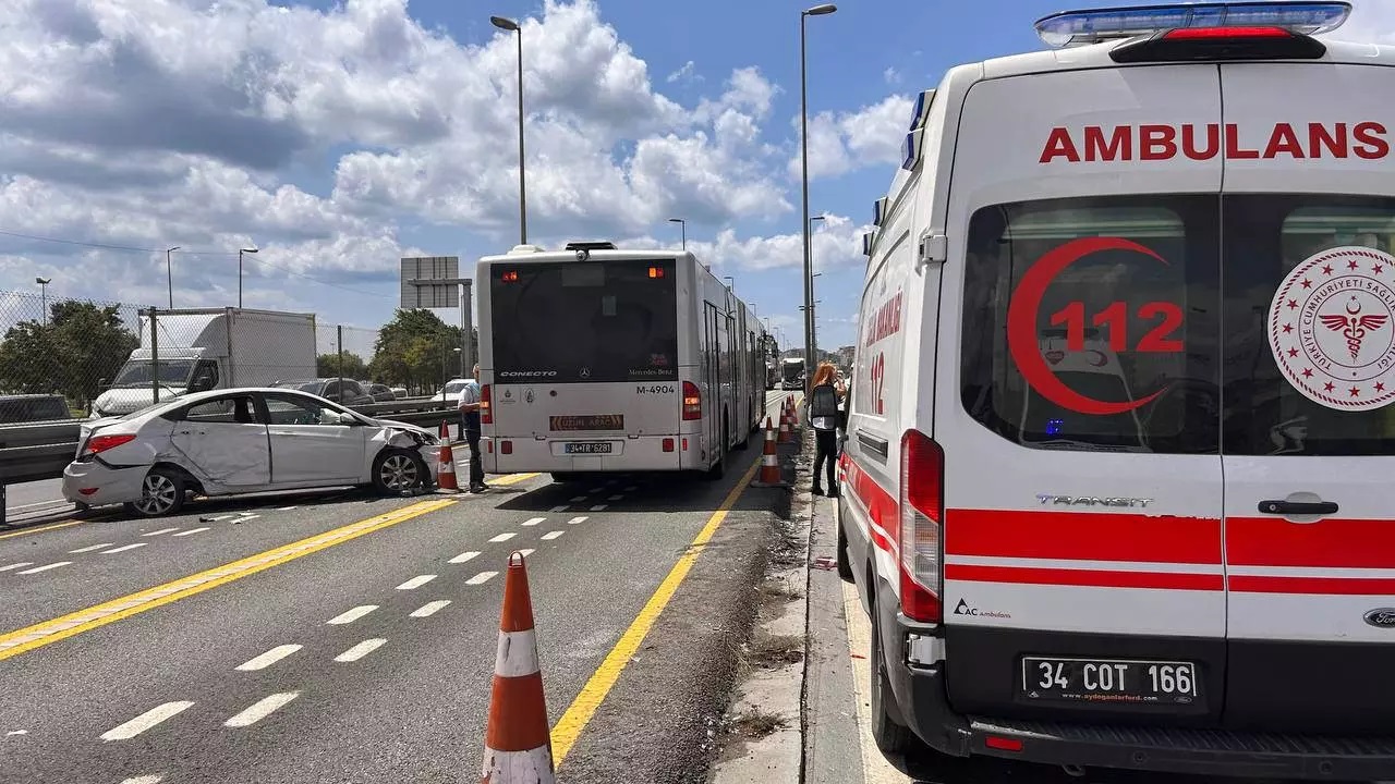 Feci kaza! Bir araç metrobüse çarptı