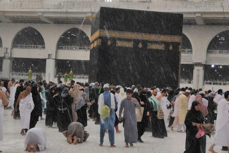 Müslümanlar, şiddetli yağışa rağmen Kabe yi tavaf etti