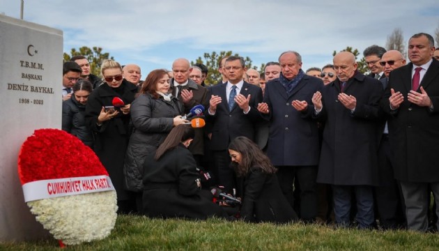CHP'den Deniz Baykal'ın kabrine ziyaret