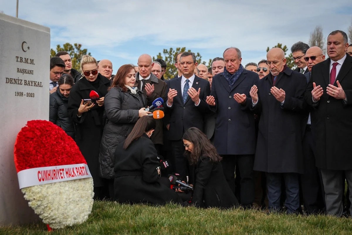 CHP den Deniz Baykal ın kabrine ziyaret