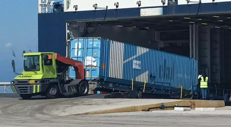 Yunanistan dan 60 kamyon ihtiyaç malzemesi Türkiye için yola çıktı