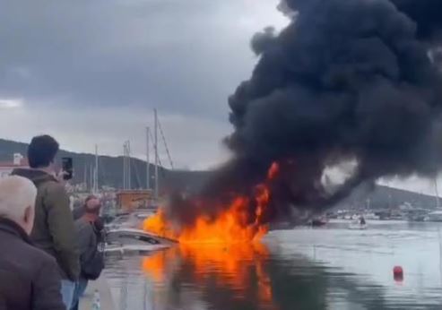 İzmir de korku dolu anlar: Patlayan tekne alevler içinde kaldı