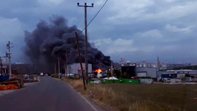 Gebze’de geri dönüşüm tesisi yanıyor