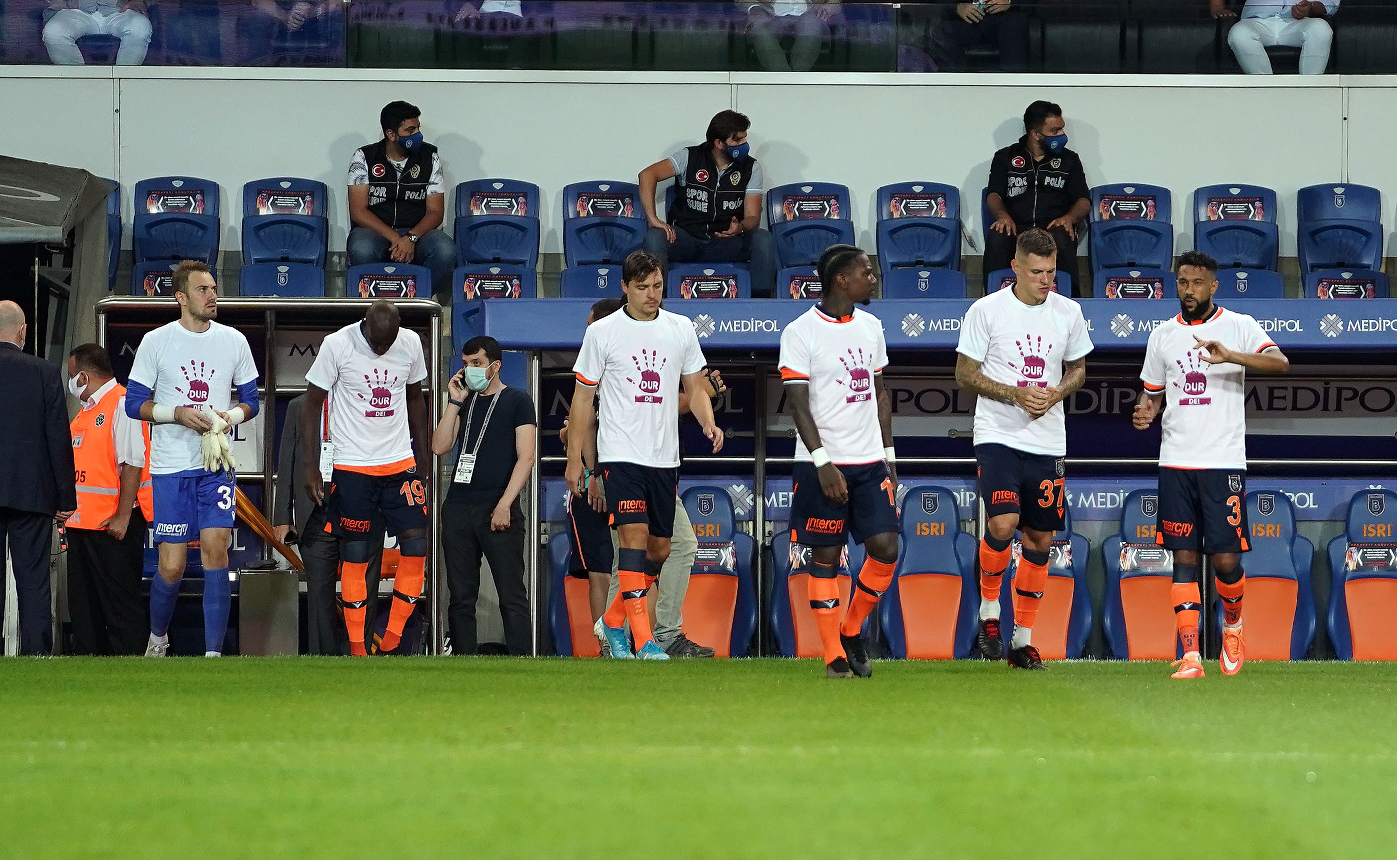 Başakşehir-Kasyerispor maçı öncesinde futbolculardan anlamlı hareket