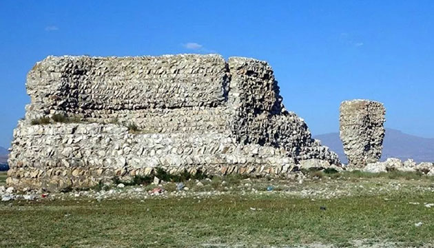 Van Gölü’nde sular çekilince tarihi kale ortaya çıktı