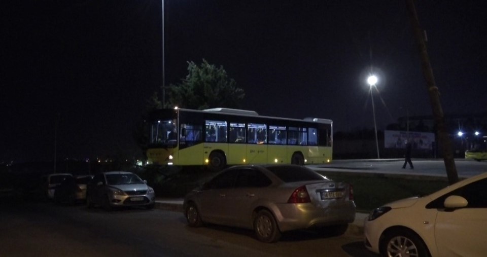 Belediye otobüsü kaldırımda asılı kaldı