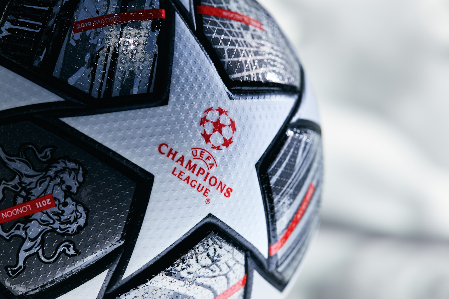 İstanbul daki UEFA Şampiyonlar Ligi finaline özel top