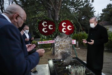 Erdoğan dan Türkeş in kabrine ziyaret