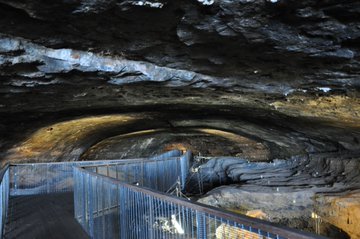 Afrika daki  mucize  mağarada 1.8 milyon yıllık taş aletler keşfedildi