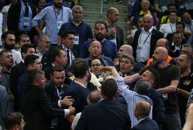 Fenerbahçe kongresi karıştı