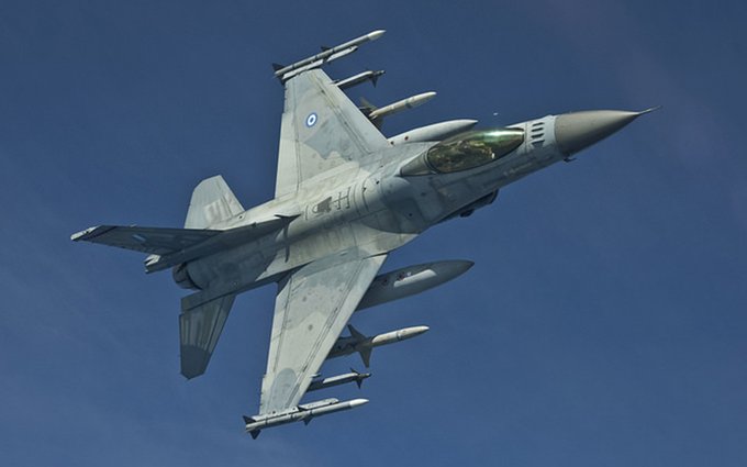 Yunanistan a ait F-16 savaş uçağı düştü