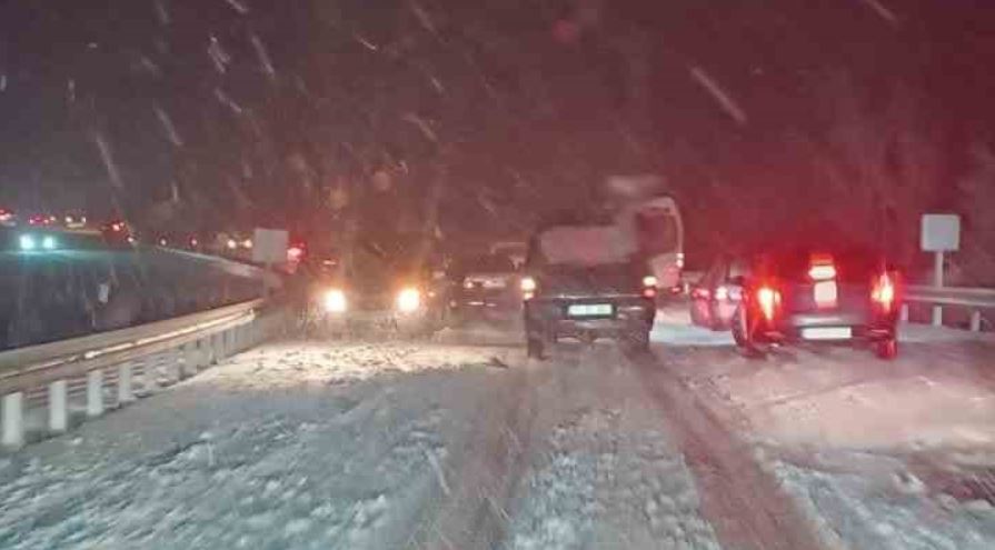 Kastamonu da yoğun kar yağışı: Onlarca araç yolda kaldı