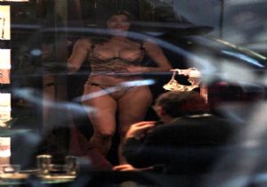 İç Çamaşırını Ulu Orta Değiştirdi!