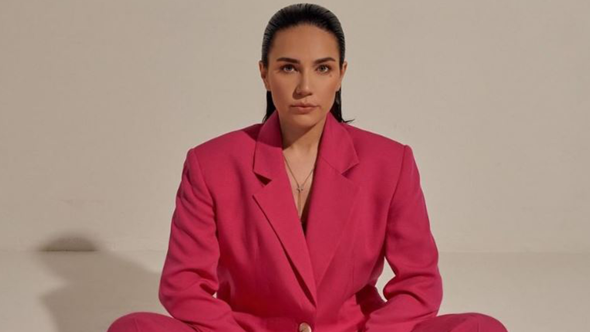 Buse Varol  öpüşme sahnesi  tartışmalarına cevap verdi!