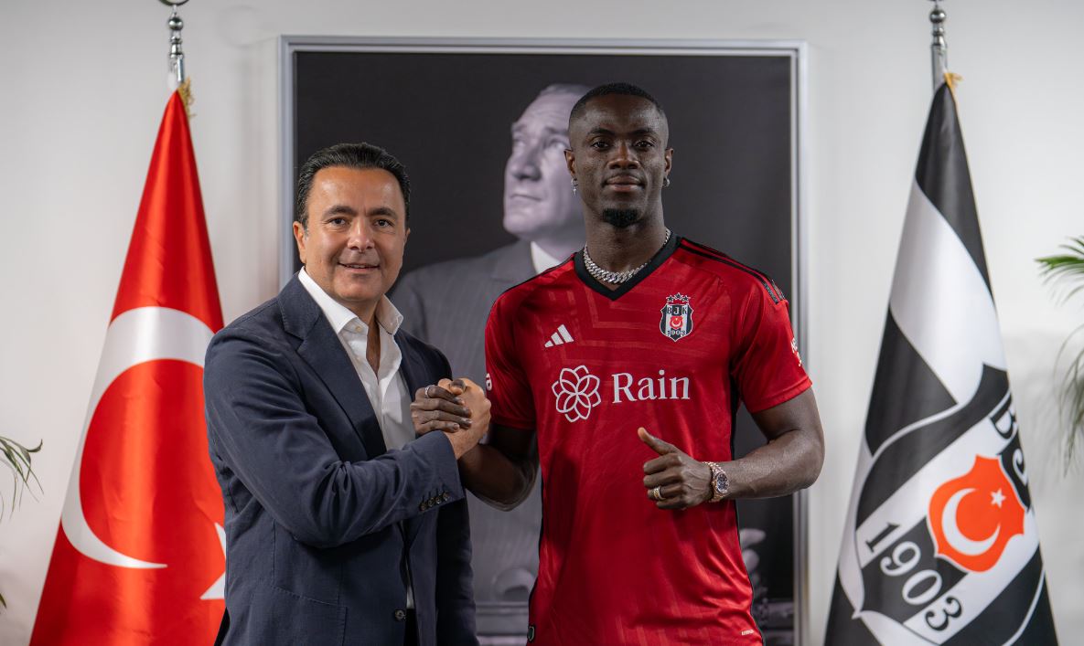 Beşiktaş ın yeni transferi Eric Bailly imzayı attı, formayı giydi