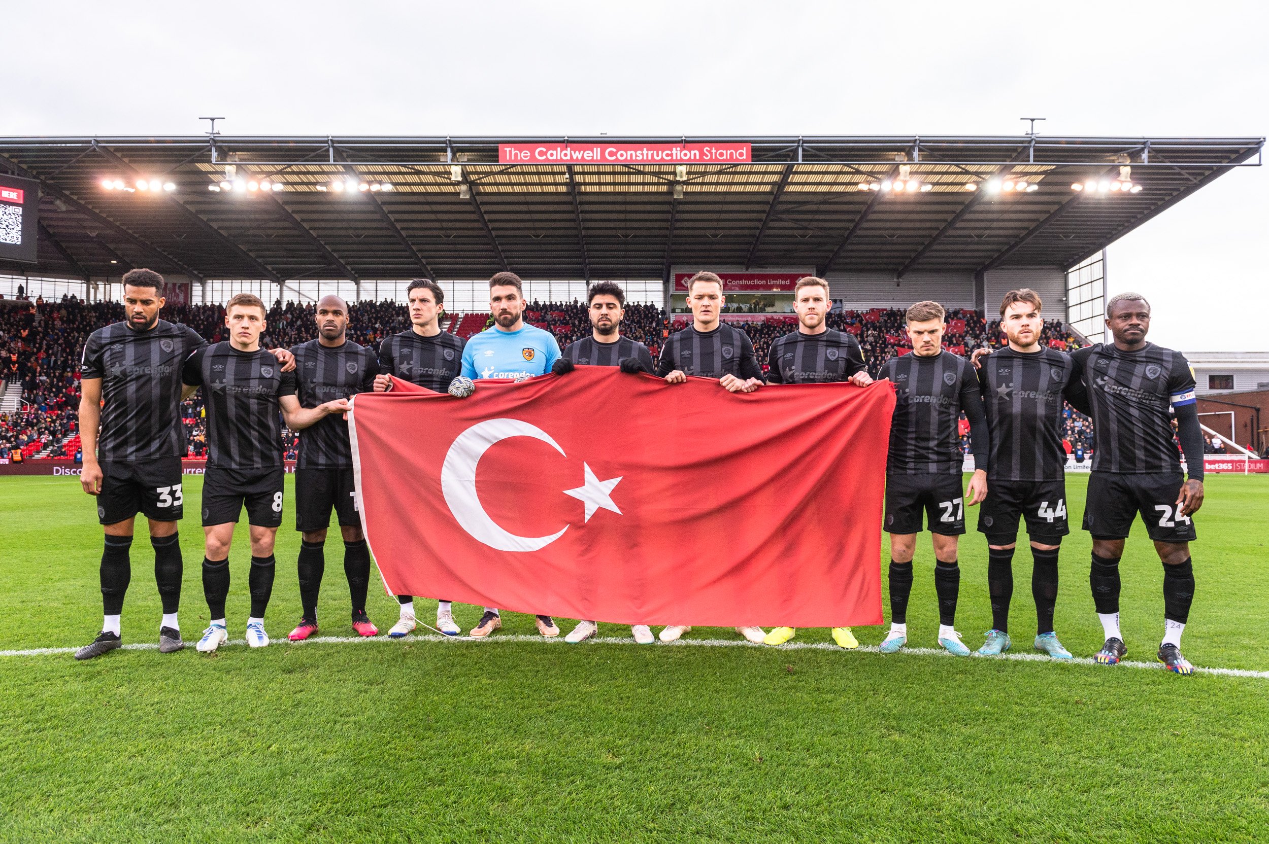 Acun Ilıcalı nın takımı sahaya Türk bayrağıyla çıktı