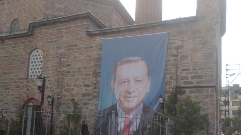 Bursa da camiye Erdoğan posteri asıldı