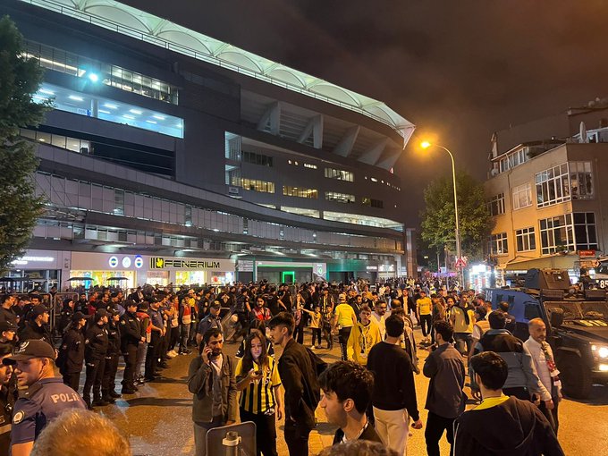 Fenerbahçeli taraftarlar oturma eylemi yaptı