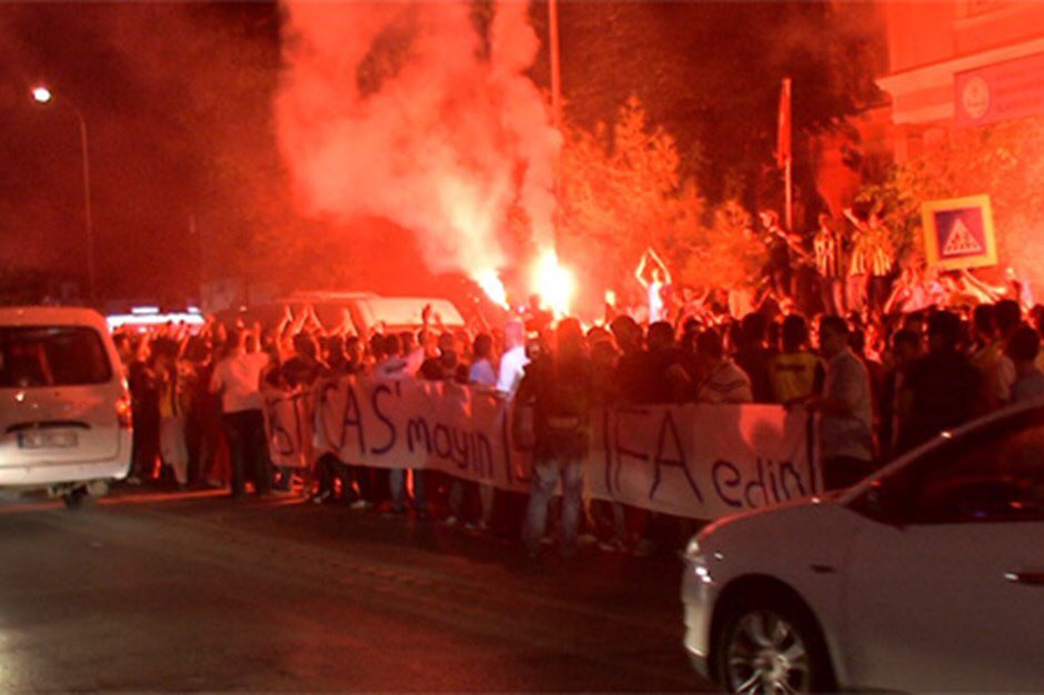 Fenerbahçeli taraftarlar yönetimi istifaya davet etti