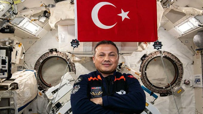 Alper Gezeravcı dan Türk bayraklı paylaşım