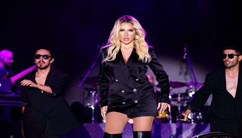 Hadise’ye hayranından sahnede büyük sürpriz!